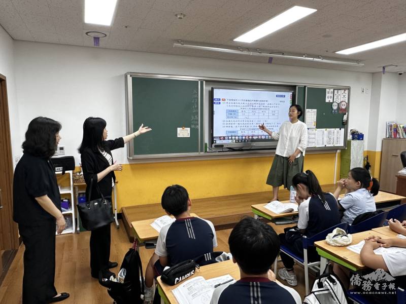 郭秋雯參觀教師使用電子白板教學情形