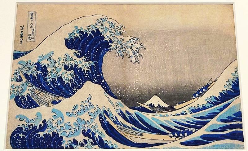 國立故宮博物院南部院區「江戶浮世之美」展出日本江戶時代浮世繪畫家葛飾北齋版畫作品「神奈川沖浪裏」，展期至30日，呼籲民眾把握觀展時間