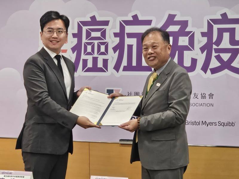 台灣年輕病友協會17日舉辦2025癌症免疫治療論壇，健保署副署長龐一鳴（右）等專家共同出席，聚焦癌症新藥基金給付藥品在2年後接軌健保給付提出方向，協助病人用藥可近性