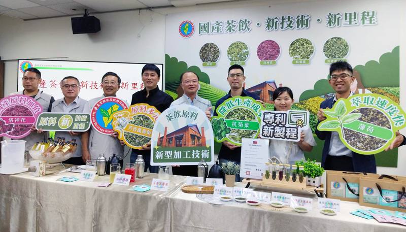 農業部茶及飲料作物改良場17日舉行記者會，介紹透過破壁（破壞細胞壁）速萃技術，可去除傳統茶飲製程的不良雜異味及提升萃取效率與品質，並降低生產成本，目前已將相關技術授權給國內6家業者