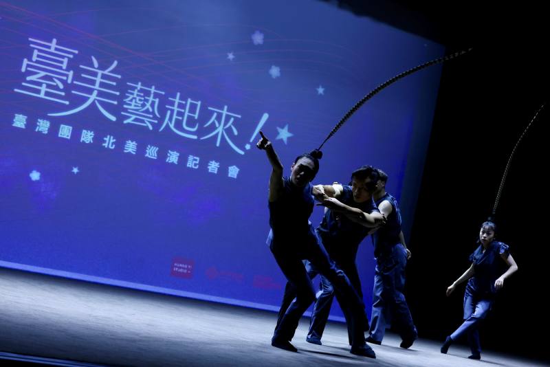 翃舞製作在記者會現場帶來舞作《羽人》精彩表演片段。