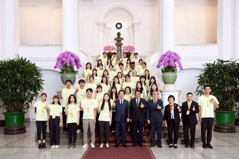 總統與訪賓一行合影