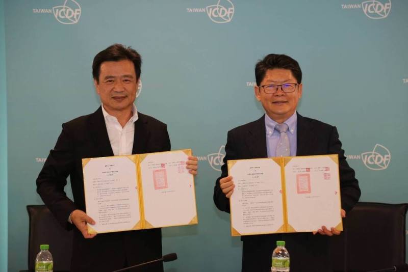 國合會17日與台灣人工智慧協會簽署合作備忘錄，由國合會秘書長黃玉霖（右）與台灣人工智慧協會理監事主席蕭文昌（左）代表雙方完成簽署。（國合會提供）