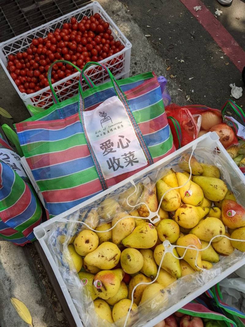 「明日餐桌」團隊，帶領學員前往市場收集醜蔬果