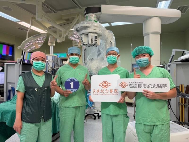 高雄長庚2025年5月引進達文西單孔機器手臂，達文西單孔手術系統（da Vinci SP）為目前微創手術領域新科技，術後傷口疼痛感明顯低於傳統多孔達文西手術，目前高雄長庚累計完成超過4000例微創機器人手術。（高雄長庚提供）