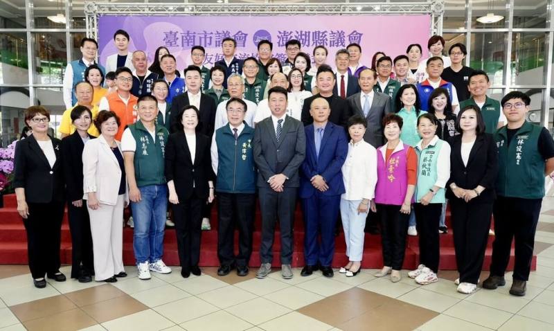 澎湖縣議會與台南市議會友好交流協定簽署儀式，17日在台南市議會，由澎湖議長陳毓仁（前右7）與台南市議會議長邱莉莉（前左5）共同簽署，台南市長黃偉哲（前左6）與縣市議員在場共同見證這歷史性一刻。（澎湖縣議會提供）