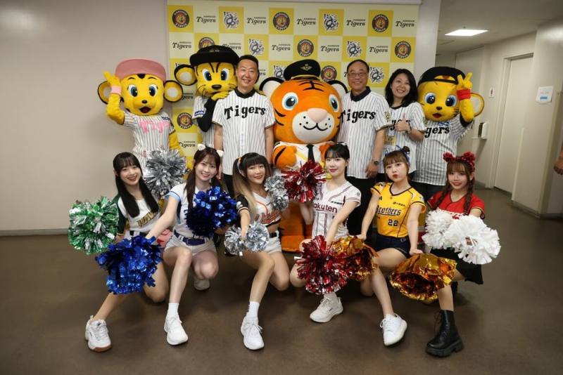 交通部觀光署攜手台灣虎航、阪神電鐵及阪神虎球團舉辦第7屆台灣日活動，交通部長陳世凱（後排左）與中華職棒啦啦隊前往阪神甲子園球場，推廣台灣觀光。（觀光署提供）