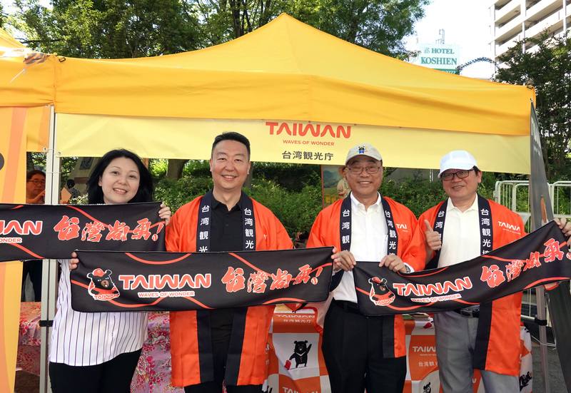 阪神甲子園第7屆「台灣日」活動17日舉辦，交通部長陳世凱（左2）受邀在阪神虎對上千葉羅德的賽事擔任開球嘉賓，與觀光署長周永暉（右2）、台灣虎航董事長黃世惠（左1）共同參與開球儀式