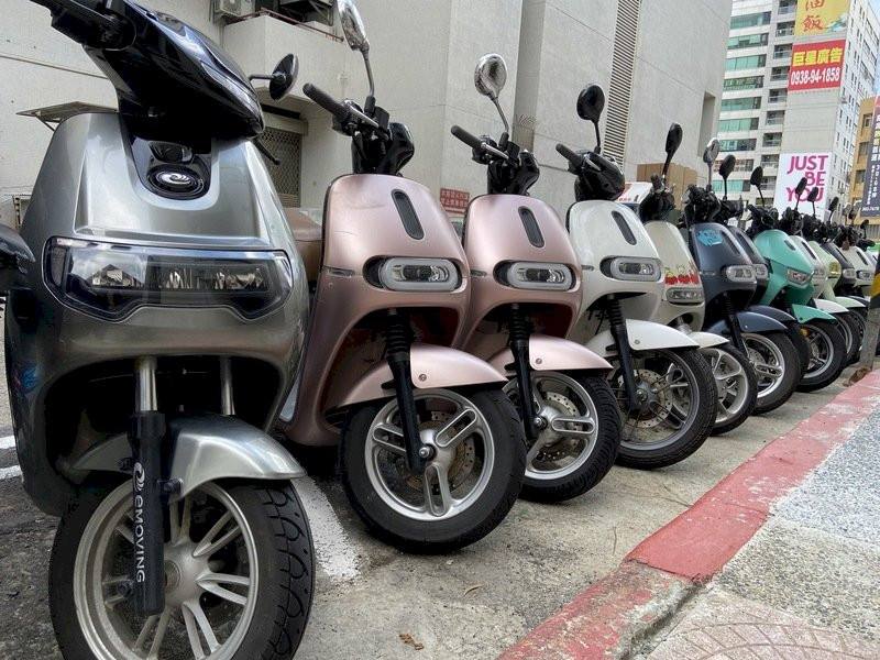 經濟部宣布修正電動機車補助要點，提高汰舊換新、共享運具、換電站等3類補助金額。資料照。(桃園市環保局提供)