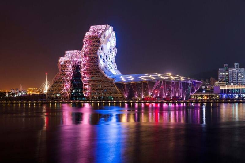 旅遊業者Agoda指出，根據今年前5月的預訂數據，台灣在亞洲最受歡迎的單晚住宿目的地中表現亮眼，台北、高雄分別名列第3、第8名。圖為高雄流行音樂中心。（Agoda提供）