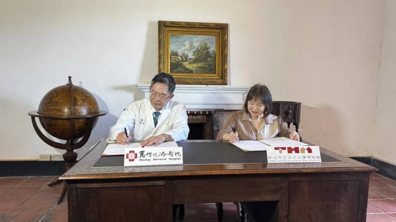 馬偕紀念醫院總院長張文瀚（左）日前與新北市立淡水古蹟博物館館長蔡美治（右）簽署合作備忘錄（MOU），打造失智照護友善環境，未來收托長者可持醫師開立的處方箋免費參觀11座古蹟。（馬偕提供）