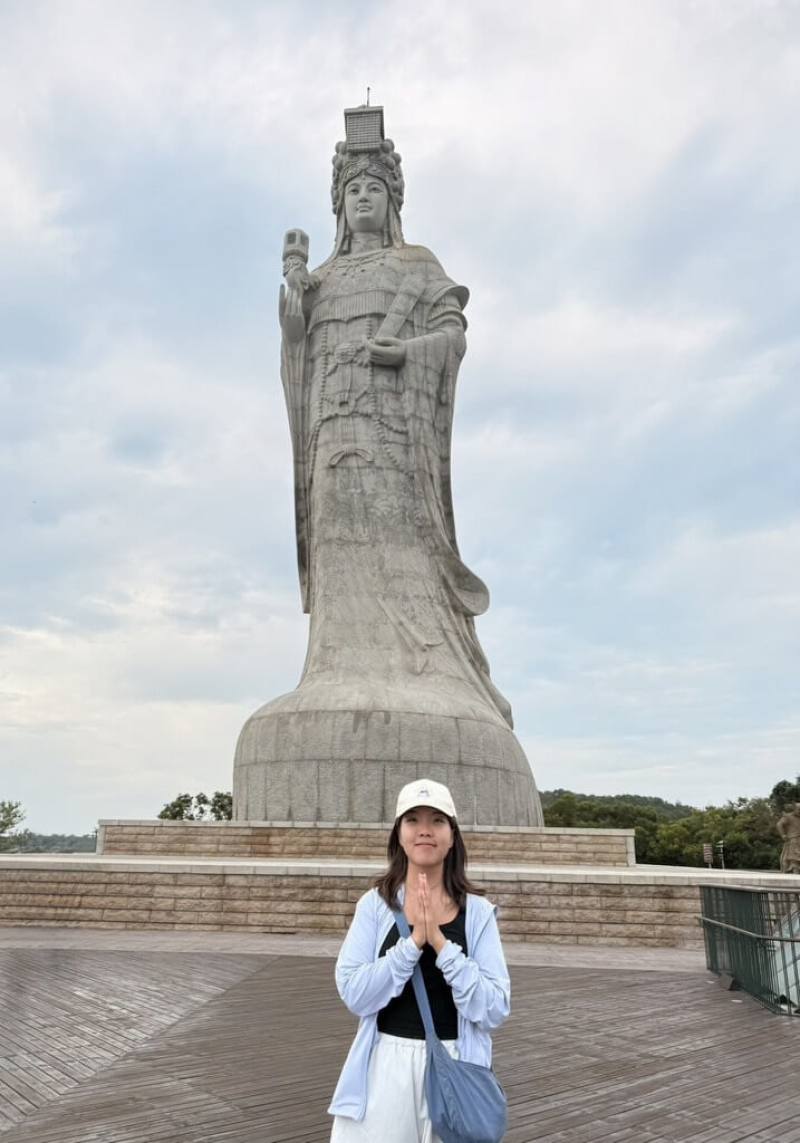 馬祖國家風景區管理處邀請馬來西亞人氣YouTuber「J旅」（Janice&Jaguar），於15至18日至馬祖拍攝旅遊影片，Janice逛到媽祖巨神像虔誠地雙手合十。（馬祖國家風景區管理處提供）