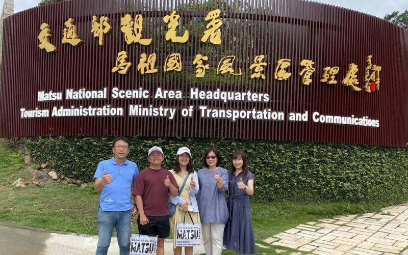 馬祖國家風景區管理處近日邀請馬來西亞YouTuber「J旅」（左2與左3）走訪馬祖拍攝影片。團隊造訪南竿遊客中心，與馬管處進行深度交流，就旅遊接待品質、創新遊程設計及數位行銷策略等議題交換意見。（馬祖國家風景區管理處提供）