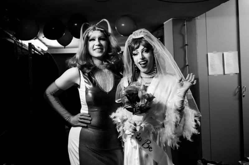 台灣紀實攝影師張雍在波士尼亞首都塞拉耶佛舉辦攝影個展Drag Queens，聚焦變裝文化與社會包容。（駐匈牙利代表處提供）