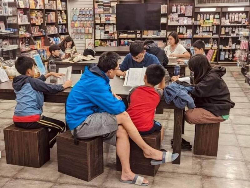 屏東潮州在地青農潘彥升與金石堂書店潮州店攜手推動「讀BookTeam」親子閱讀行動，鼓勵父母親帶著孩子閱讀，可以集點換獎品也能使用購書補助。（金石堂書店潮州店提供）