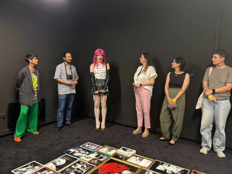 台灣紀實攝影師張雍在塞拉耶佛舉辦攝影個展Drag Queens。展覽期間舉辦對談與表演活動，邀請來自波士尼亞與斯洛維尼亞的變裝藝術家共同參與，展現藝術在性別與人權議題上的社會影響力。（駐匈牙利代表處提供）