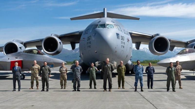 美軍經營的軍聞網站DVIDS發出照片，提到台灣派出軍方高層參與高階觀察員計畫，觀摩正在舉行的「紅旗阿拉斯加25-2」（Red Flag Alaska 25-2）軍事演習。（DVIDS提供）