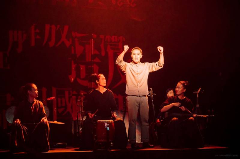 《感謝公主》巧妙融合無形文化資產南管與當代劇場新文本，交織呈現宋元南戲《朱弁》與現代政治犯的生命故事。（攝影：林育全／窮劇場與江之翠劇場提供）