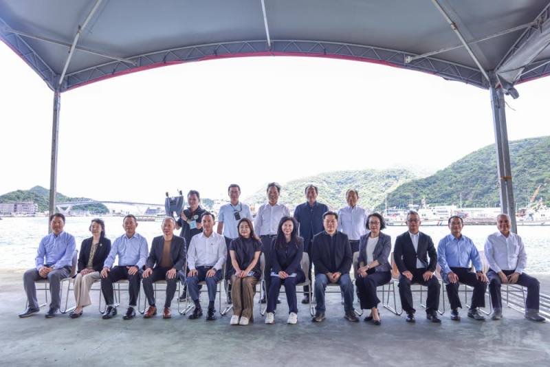 立法委員一行於參訪後合影。（青年日報提供）