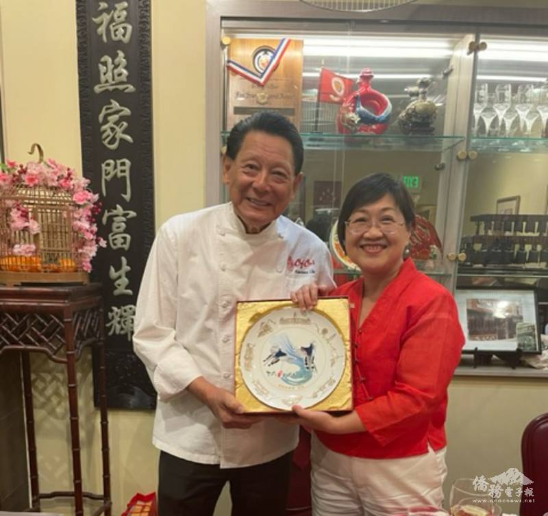 徐佳青(右)贈禮給朱鎮中(左)