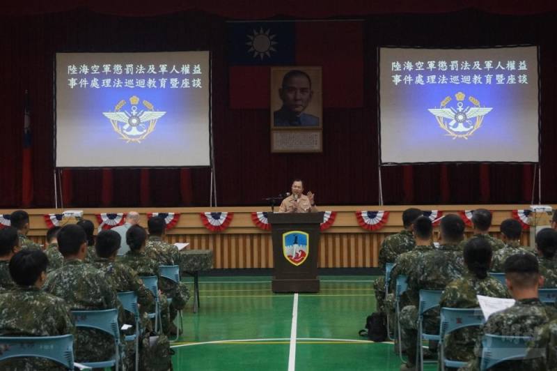 國防部常務次長黃佑民中將主持「陸海空軍懲罰法」及「軍人權益事件處理法」巡迴教育暨座談澎湖場次。（國防部法律司提供）