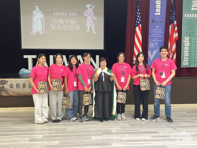 徐佳青頒發禮物給Senior FASCA結訓學員
