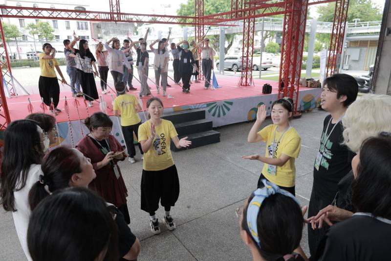 新和興總團示範歌仔戲身段與唱腔體驗課程