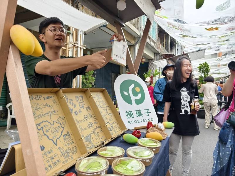 屏東潮州在地青農潘彥升（左）除成立品牌「挽菓子」，目前也持續推動「讀BookTeam」親子閱讀行動，盼讓更多潮州孩子從小有機會愛上閱讀