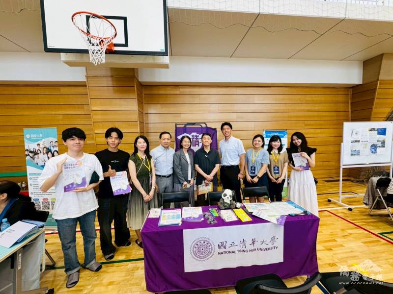 橫濱中華學院畢業生與考取之大學師長們合影