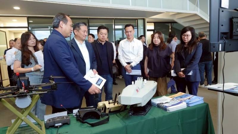 中山科學研究院水面無人艇公開展示18日進入第2天，為迎接立法院外交及國防委員會視察，雷虎表示，由董事長陳冠如（前排左1）簡報Seashark 800無人攻擊艇研發歷程與技術亮點。左起為雷虎科技董事長陳冠如、立委王定宇、陳俊宇、國防部常務次長楊基榮、立委馬文君及林憶君。（雷虎提供）