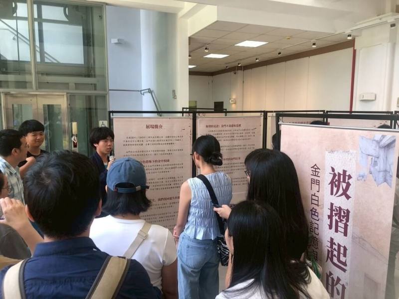 金門高中師生以檔案局解密政治檔案等資料策畫金門在地白色恐怖歷史的人權展覽18日在校內正式開展，共有4個展區，將展出至30日。（金門高中社會專題課程師生提供）