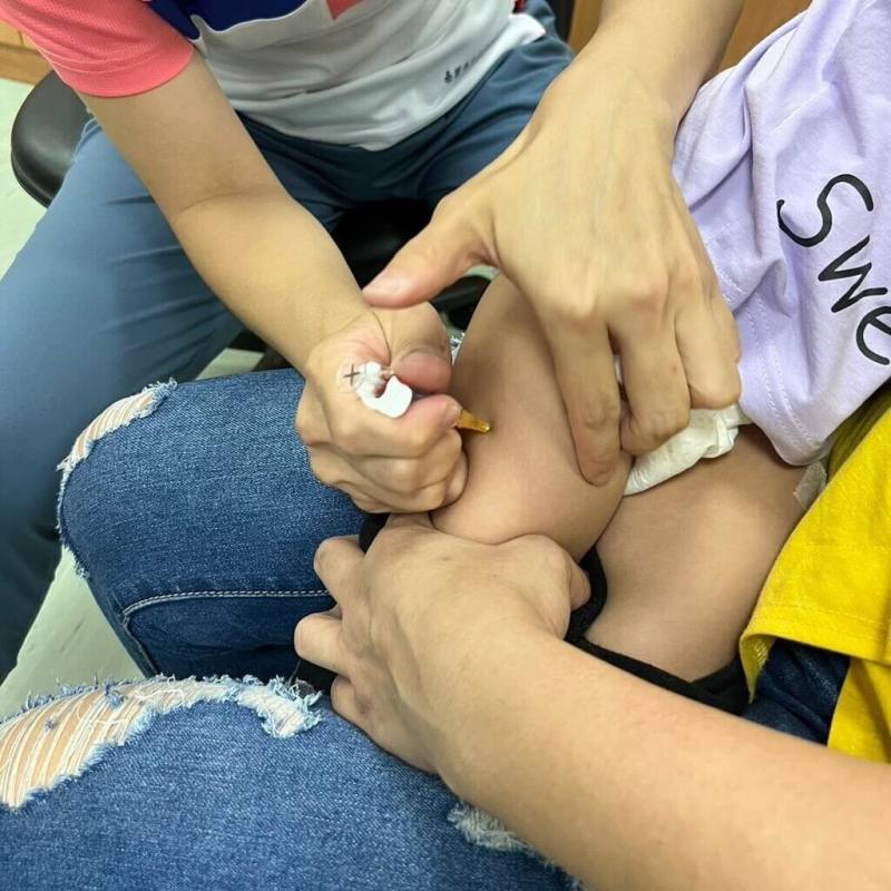 南投縣衛生局19日說明已採購腸病毒71型疫苗，提供縣內出生滿2個月至未滿6歲低收、中低收入戶嬰幼童接種。同時呼籲腸病毒流行期間如家中有嬰幼童，建議儘量謝絕訪客，對嬰幼童勿抱抱親親，以免造成傳染。（南投縣衛生局提供）