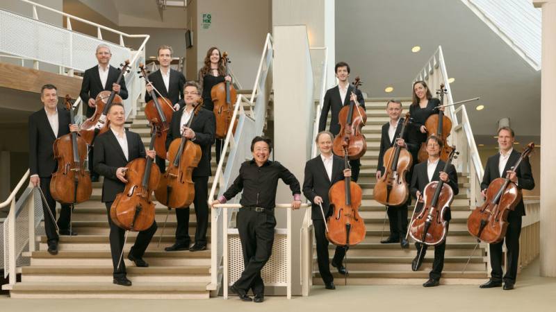 柏林愛樂12把大提琴7月將再度訪台，大提琴家張正傑（前中黑衣者）表示，這次將帶來古典、現代與台灣民謠等曲目，其中台北場門票已售罄。（張正傑提供）