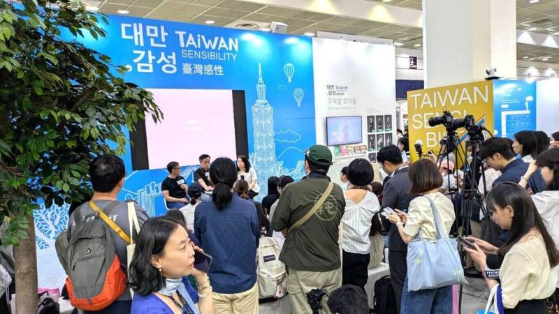 作家吳明益18日在首爾國際書展台灣館舉行演講，吸引許多民眾到場聆聽。他表示，感謝那些願意透過他的作品理解台灣的讀者。（台北書展基金會提供）