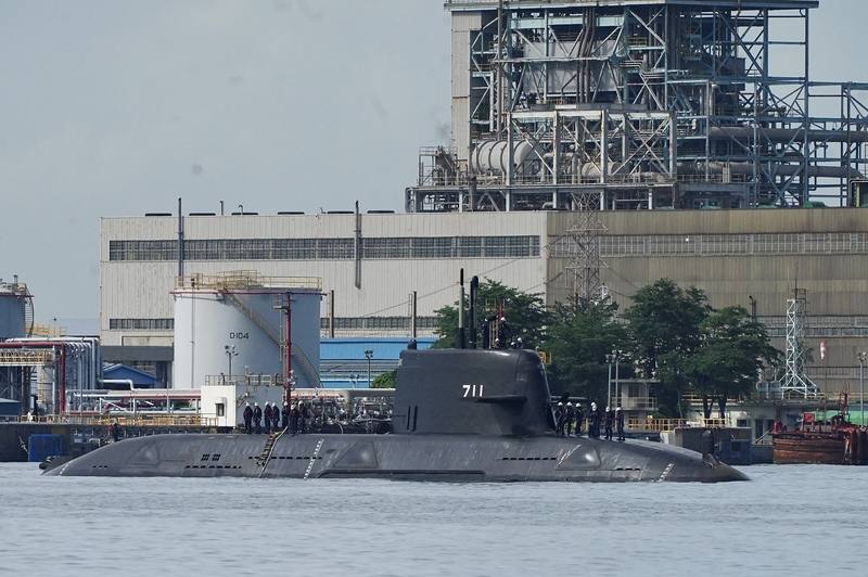 國造潛艦原型艦海鯤艦（圖）17日在高雄港內持續進行浮航，甲板上有超過10名以上技術人員，帆罩上亦有數名人員