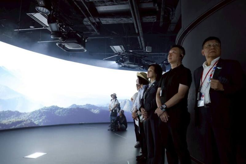 交通部長陳世凱（右2）率團隊赴日考察，並前往大阪萬博會場參觀，圖為陳世凱考察台灣TECH WORLD館。（觀光署提供）