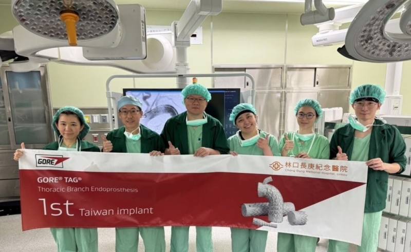 面對主動脈弓區域複雜病變，傳統治療方式需要進行開胸手術，林口長庚醫院心臟血管外科團隊引進新式胸主動脈分支支架植入手術，僅需經由腹股溝、頸動脈、腋下的小切口，手術時間及出血量都顯著減少，降低手術風險與恢復時間。（長庚醫院提供）