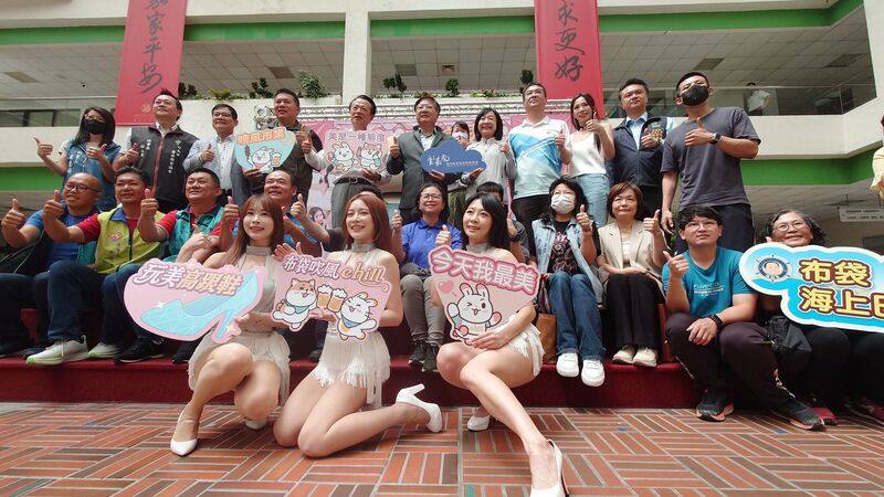 雲嘉南濱海國家風景區管理處19日在嘉義縣政府中庭宣傳6月28日將在布袋海景公園舉辦的「玩美高跟鞋 布袋吹風chill」活動，嘉義縣長翁章梁（後排左5）等人出席，邀民眾來布袋遊玩