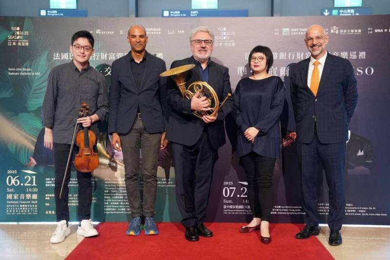 NSO國家交響樂團近期將推出2場音樂會，分別邀約當代法國號名家瑞德凡．弗拉柯維克（Radovan Vlatković）（中）與柴可夫斯基大賽銀獎得主小提琴家曾宇謙（左）擔任獨奏，奏響夏日精彩樂章。圖左2為德國指揮凱文．約翰．埃杜塞（Kevin John Edusei）。（NSO提供）