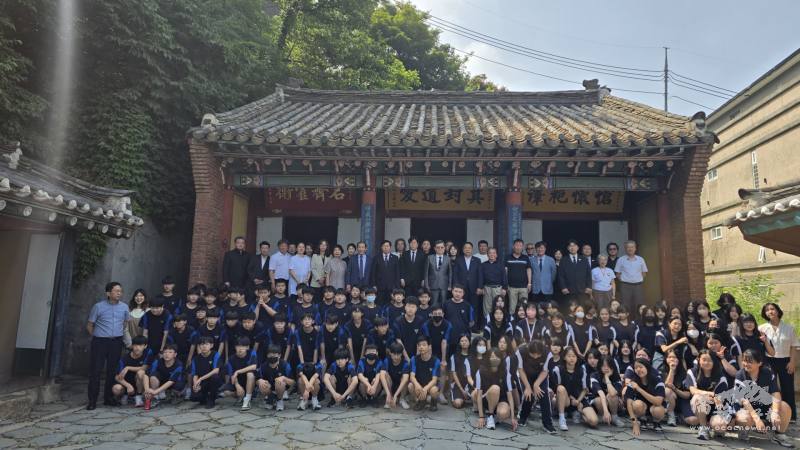 韓華僑界在吳武壯公祠舉行吳長慶將軍逝世140周年紀念儀式合影