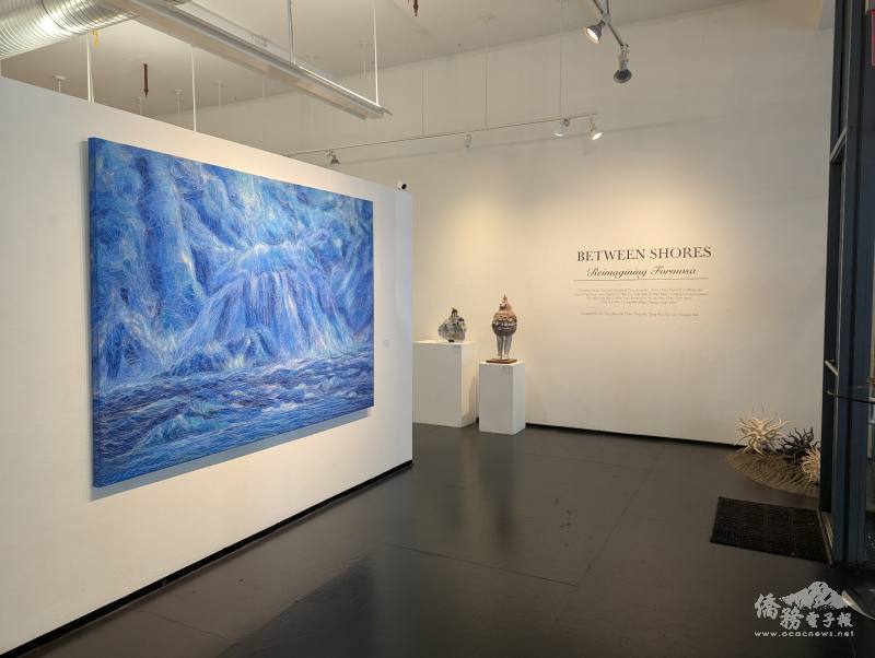 邀請來自美國各地的17位台灣當代藝術家，呈現從繪畫、攝影、織品、裝置、影像與陶藝等多樣創作