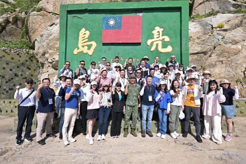 臺北市議會敬軍團一行，慰訪亮島守備隊。（軍友社提供）