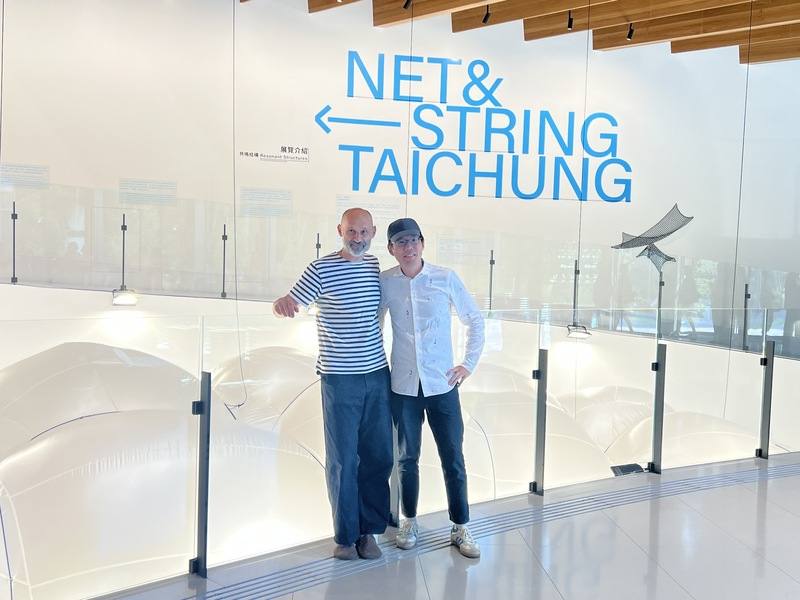 台中勤美術館18日舉行2025夏季展體驗會，勤美璞真文化藝術基金會執行長何承育（右）與策展人克里斯托夫．卡茲勒（Christoph Katzler）（左）會中共同宣布，夏季展20日正式開展