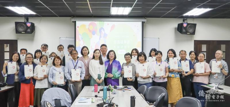 臺北初階班學員持結業證書合影留念