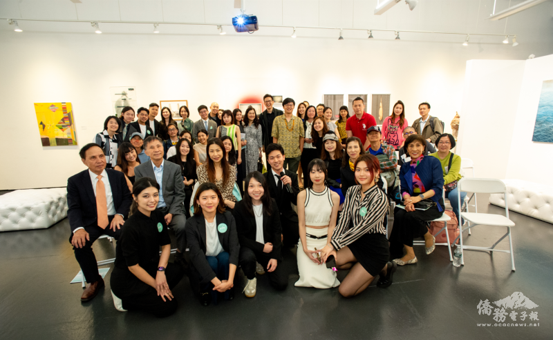 藝術家們與貴賓合影