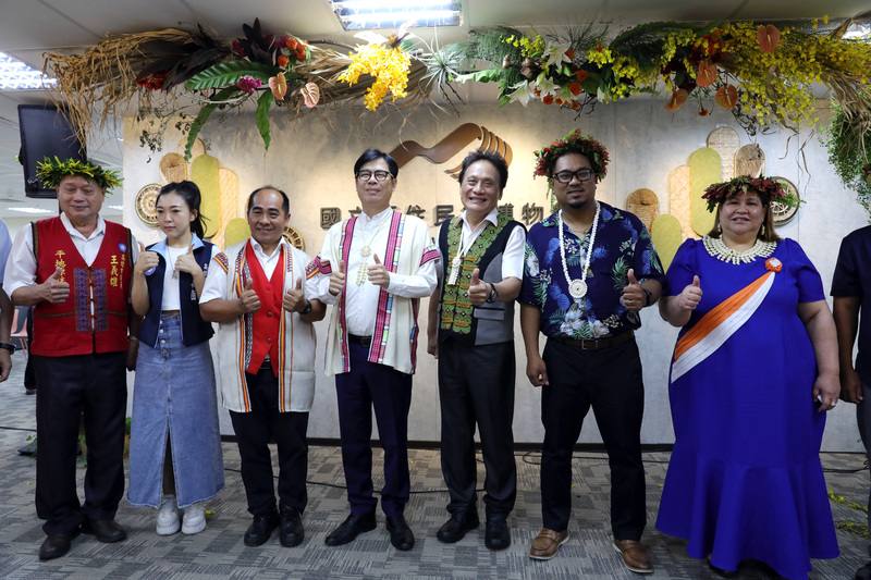 高雄市長陳其邁（左4）、原民會主委曾智勇Ljaucu．Zingrur（右3）等人18日出席國立原住民族博物館籌備處揭牌典禮，宣示博物館籌建工作正式啟動