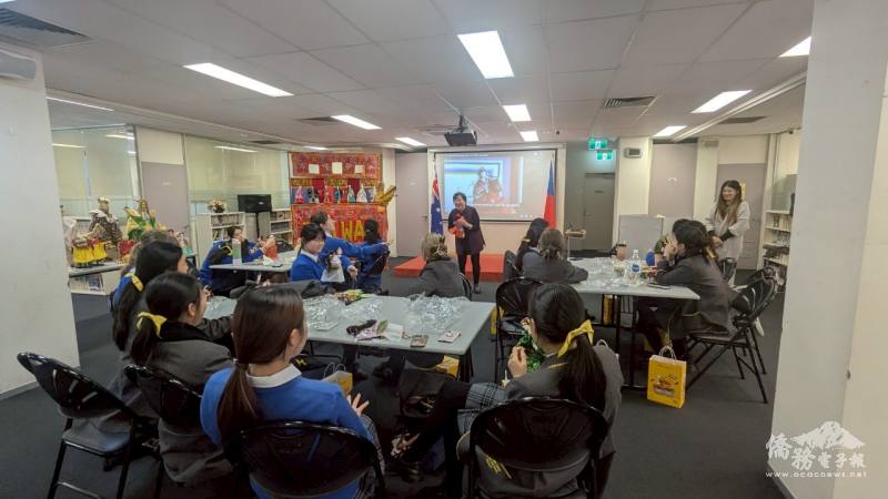 學生練習戲偶後空翻