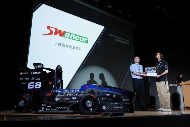 為深化產學合作，加速複合材料技術的創新應用與人才培育，上緯投控18日表示，近期與清華大學賽車工廠展開首度合作，助攻輕量化碳纖維第10代方程式賽車THX，攜手投入碳纖維輪框製程與應用技術的開發。（上緯提供）