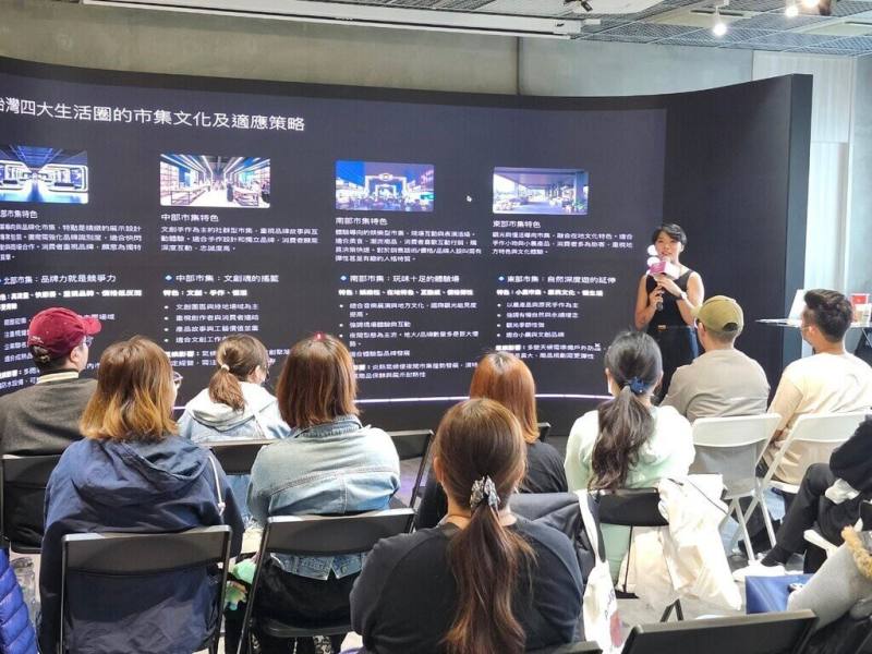 高雄市青年局攤車輔導計畫開設免費課程，更新增2大輔導機制，提供攤商品牌深度健診、個別諮詢及持續追蹤等措施，提升品牌經營與市場競爭力。2024年課程主題包含AI工具運用、財務規劃、攤車商業模式與市集文化等，協助創業者強化經營實力。（高雄市青年局提供）