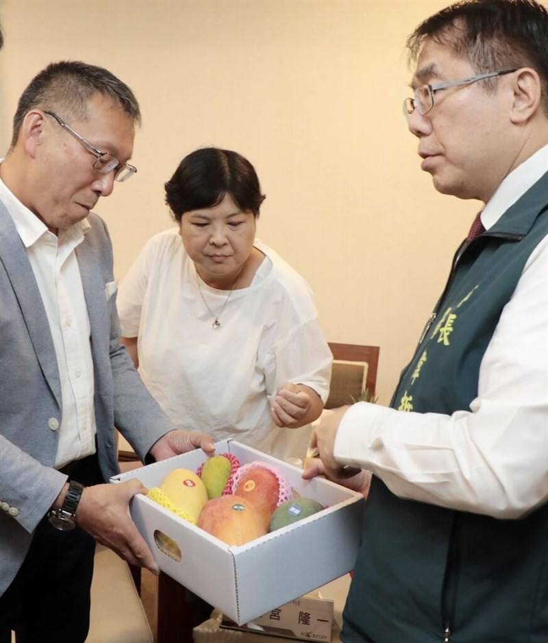 Tainan Mayor Huang Wei-che (right) meets with Japanese supermarket Queen's Isetan President president Ryuichi Amemiya Wednesday, discussing a plan to sell the city's mangoes again in the supermarket. Photo courtesy of Tainan City Government.